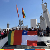 Jovenes con banderas de paises latinoamericanos